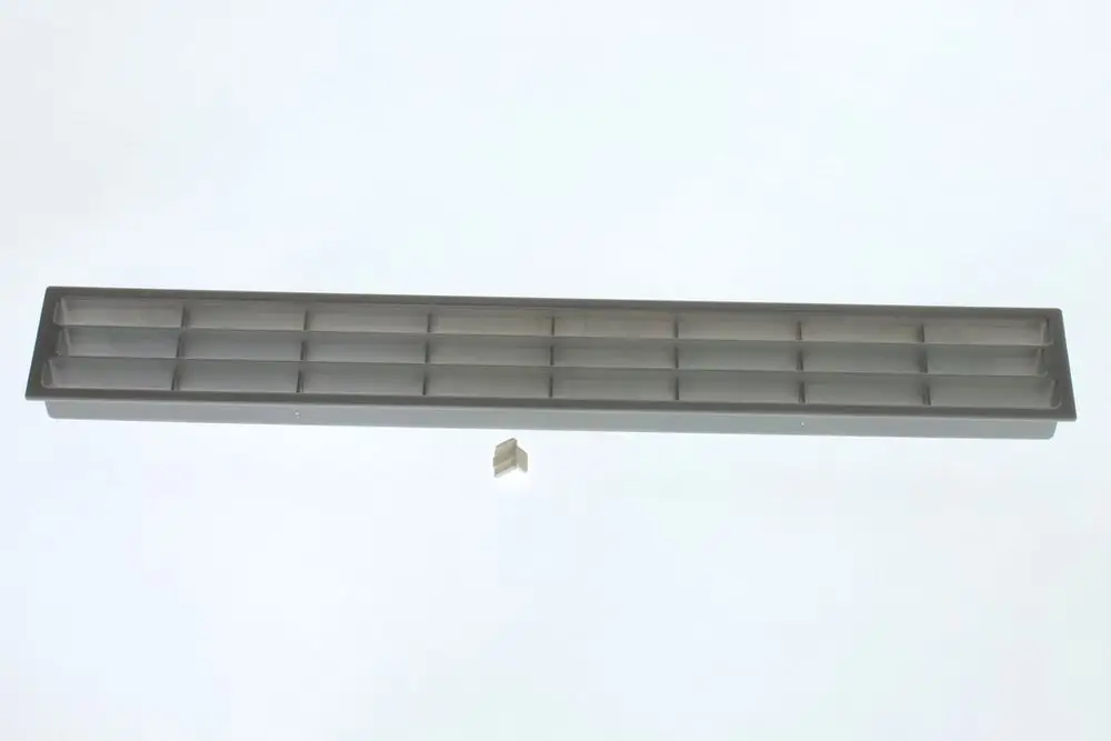 Graues Lüftungsgitter von Bosch mit mehreren Fächern zur Luftzirkulation, auf einem hellen Hintergrund abgebildet. Ein separates, kleines Teil ist ebenfalls zu sehen.